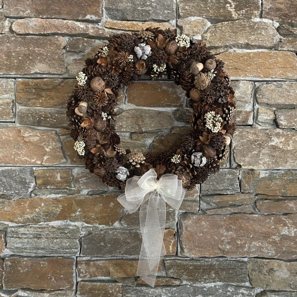 Herbstlicher Kranz zum Aufhängen aus diversen Zapfen von Handmade with love by Melanie für den Herbstmarkt 2024 in Sursee
