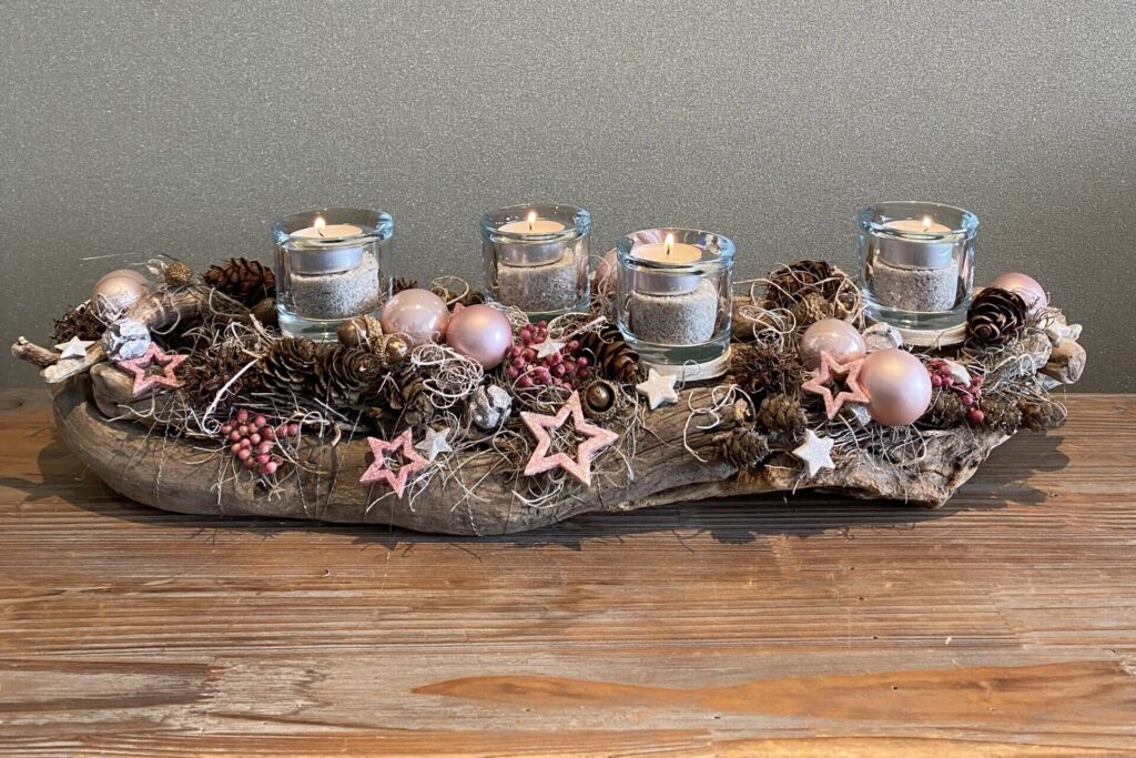 Wunderschön dekoriertes Adventsgesteck mit Schwemmholz von Handmade with love by Melanie