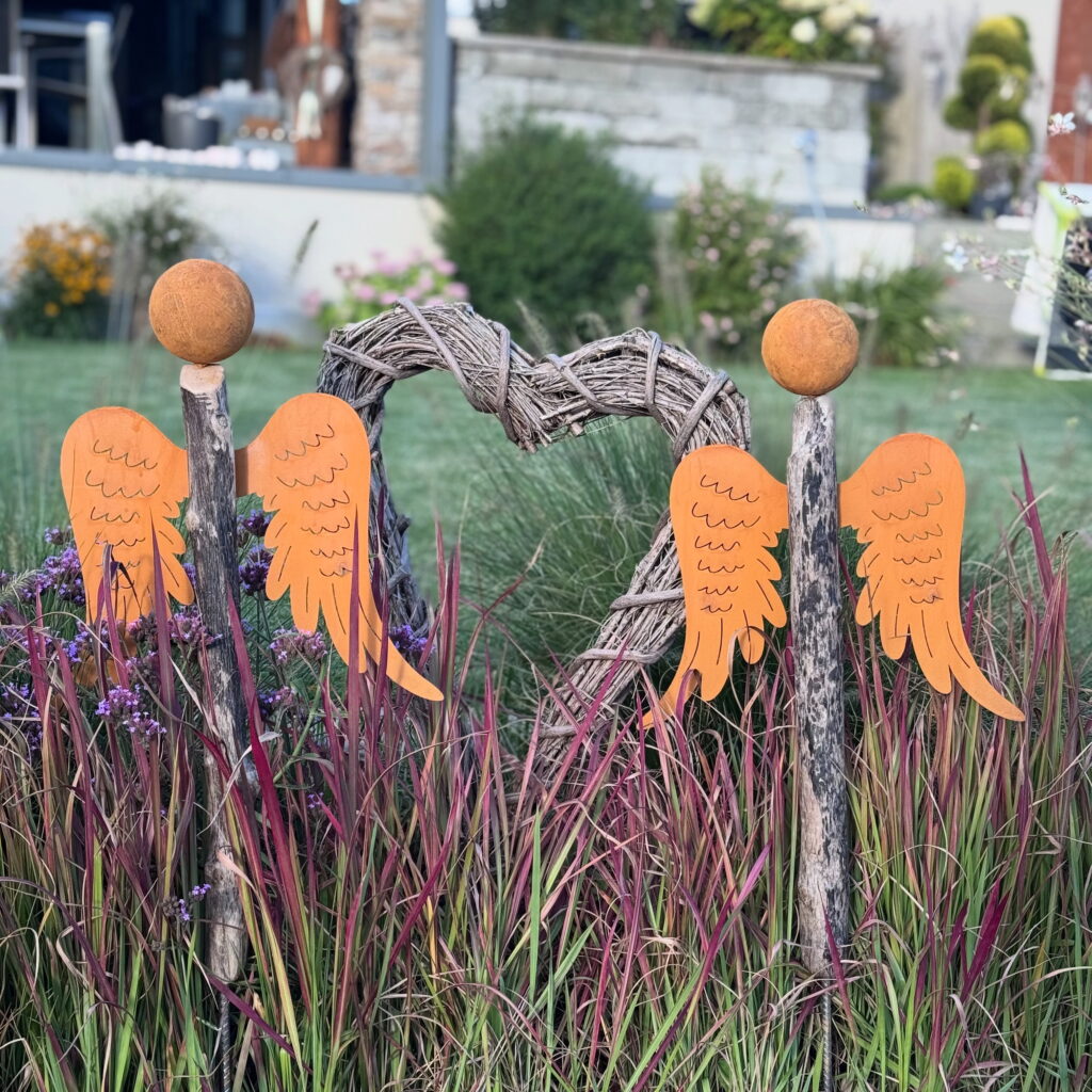 Engel aus Schwemmholz mit Erdspiess von Handmade with love by Melanie als Lichtblick für Deinen Garten, ganz einfach zum Stecken.