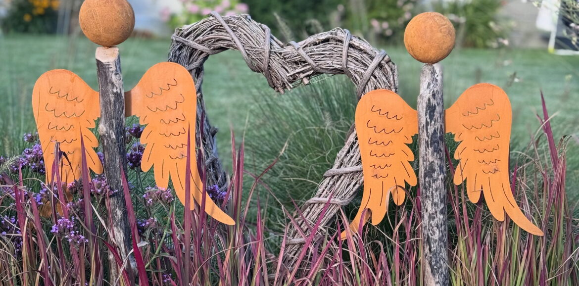 Engel aus Schwemmholz mit Erdspiess von Handmade with love by Melanie als Lichtblick für Deinen Garten, ganz einfach zum Stecken.