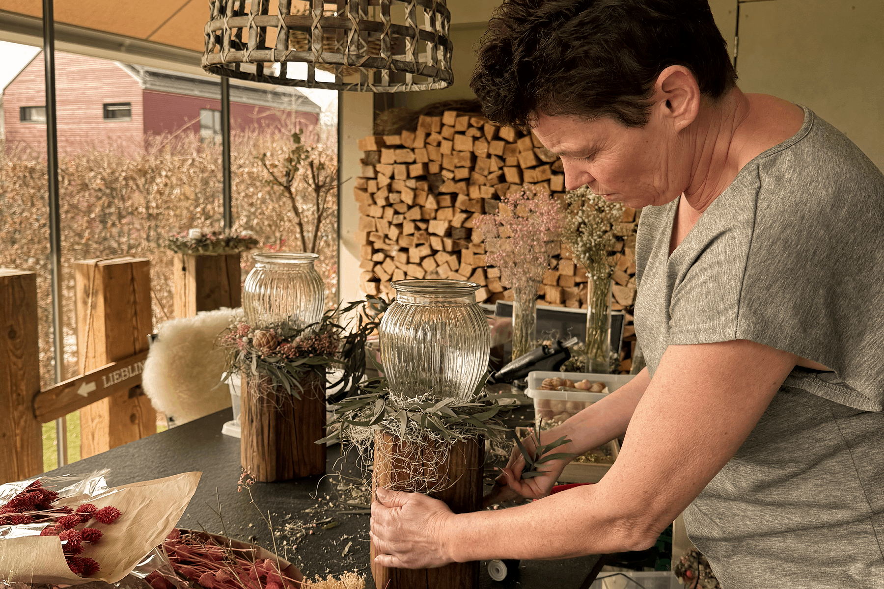 Handgefertigte Holzdekoration mit Windlicht aus Altholz und Naturmaterialien von Handmade with Love by Melanie