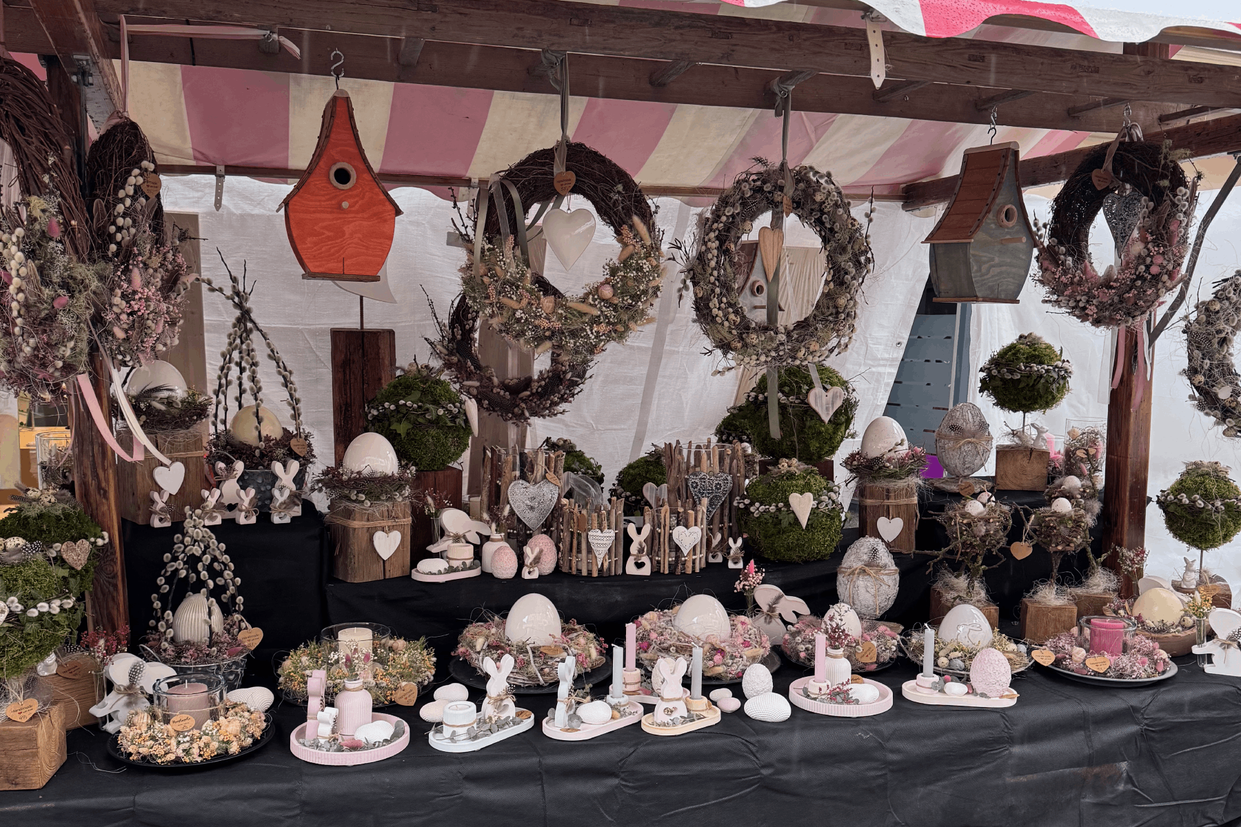 Marktstand von Handmade with Love by Melanie mit handgemachter Osterdekoration in Sursee