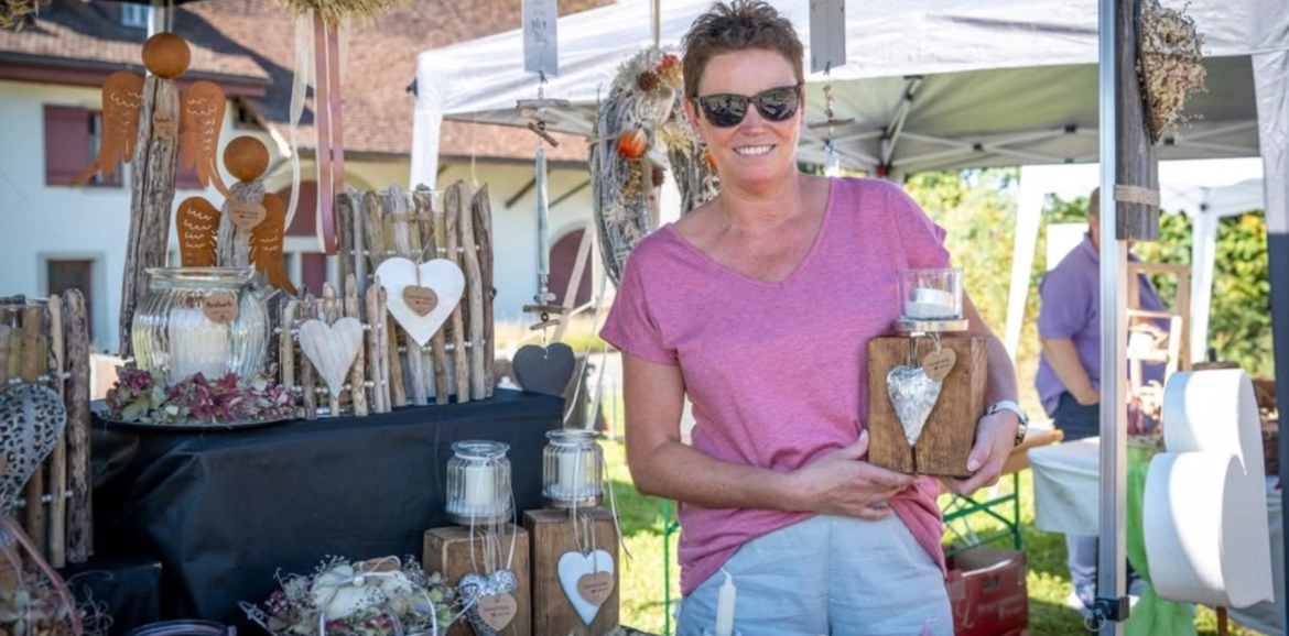 Melanie am Markt mit handgemachter Dekoration aus Holz und Naturmaterialien in der Region Luzern