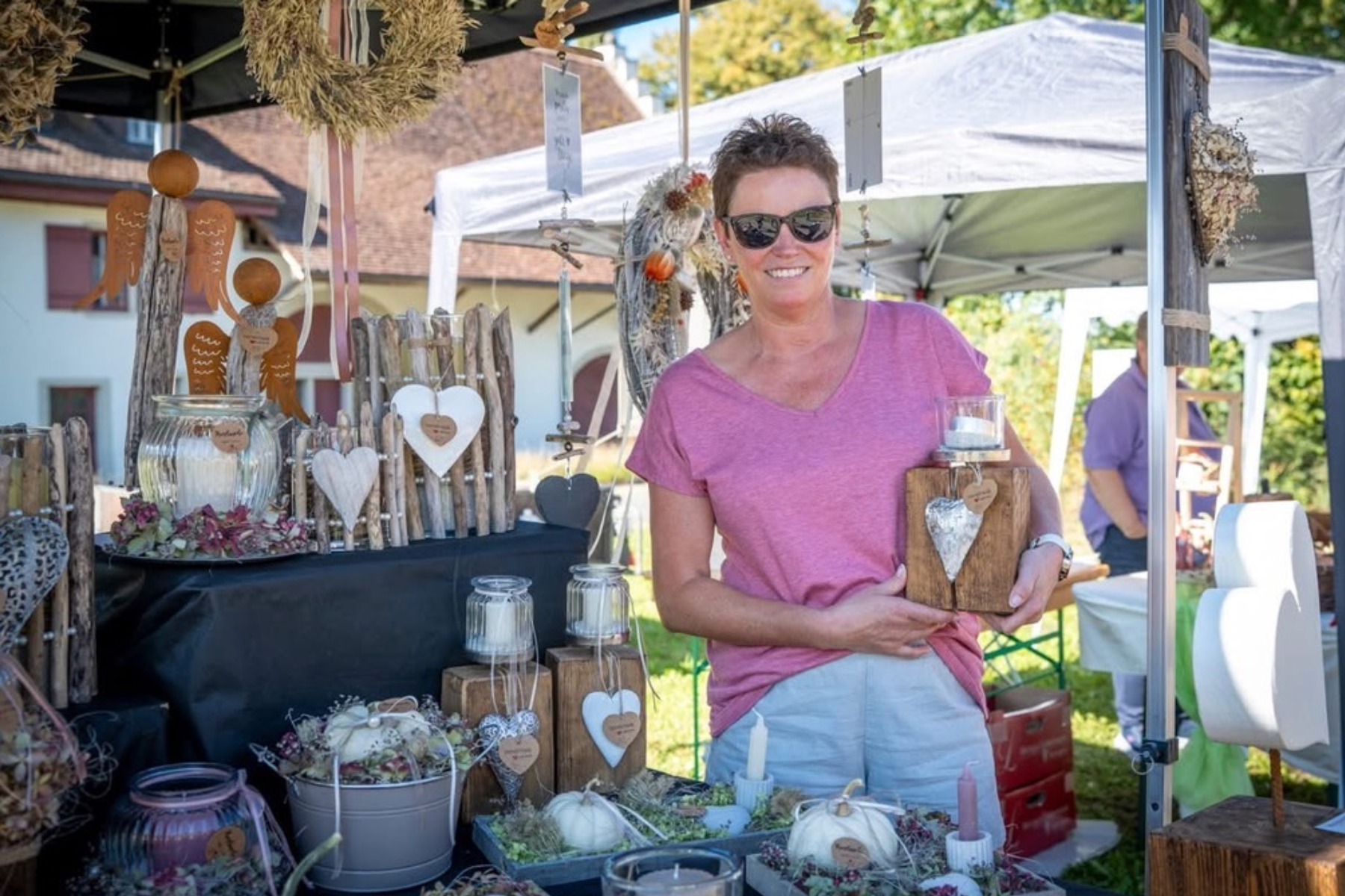 Melanie am Markt mit handgemachter Dekoration aus Holz und Naturmaterialien in der Region Luzern