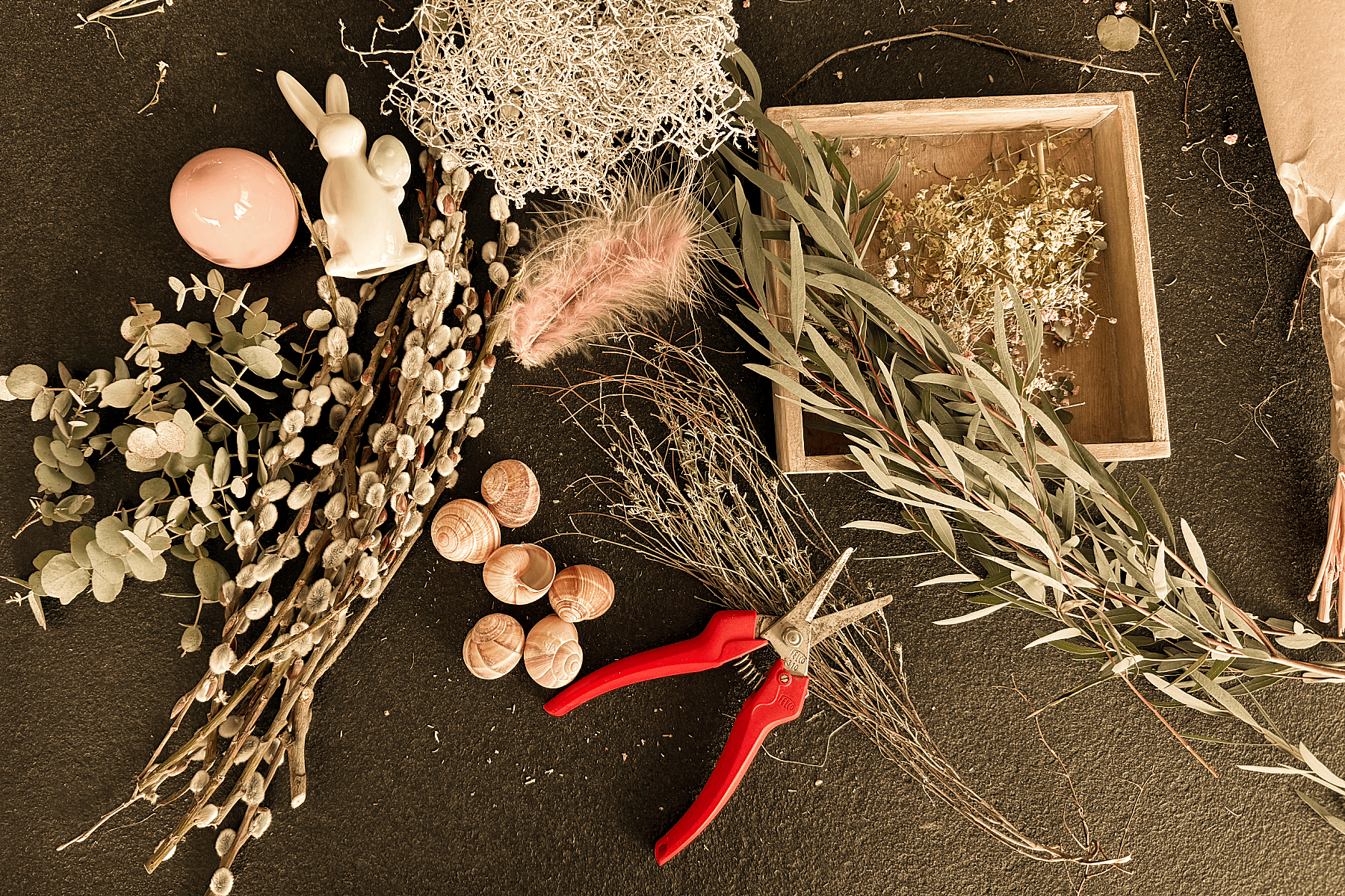 Naturmaterialien, Werkzeuge und Windlicht für handgemachte Dekorationen von Handmade with Love by Melanie